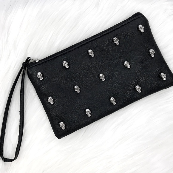 Handbags - NWOT Black Skull Wristlet